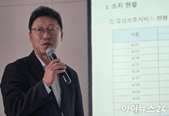 지난 4일 오전 서울 중구 SK T타워에서 김희섭 SK텔레콤 PR센터장이 유심(USIM) 일부 정보 유출 사고와 관련해 SK텔레콤 데일리(일간) 브리핑을 진행하고 있는 모습. [사진=안세준 기자]