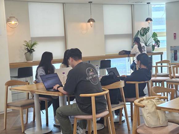 달성청년혁신센터에서 취업 또는 창업 준비에 몰두하고 있는 청년들 [사진=달성군]