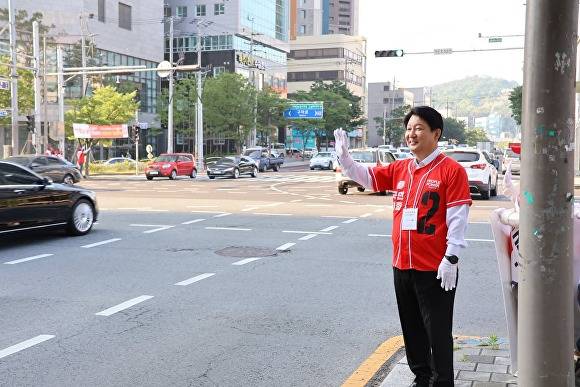 권영진 국민의힘 대구 달서병 국회의원이 대선 공식운동 첫날이 12일 출근길 인사를 하고 있다 [사진=권영진 페이스북 캡처]