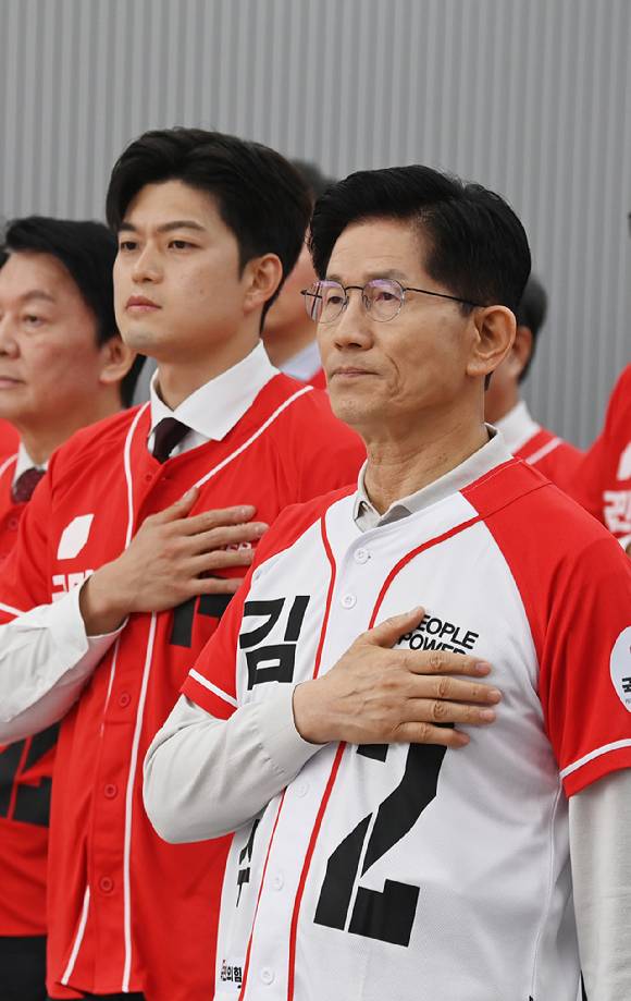 국민의힘 김문수 대선 후보와 비상대책위원장으로 내정된 김용태 의원 등이 12일 서울 영등포구 여의도 국민의힘 중앙당사에서 열린 중앙선대위 임명장 수여식에서 국민의례를 하고 있다. 2025.5.12 [공동취재] [사진=연합뉴스]