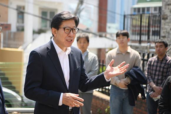 박형준 부산광역시장이 12일 재난안전산업 진흥시설이 들어설 사하구 대상지를 방문해 현장 관계자들에게 의견을 청취하고 있다. [사진=부산광역시]