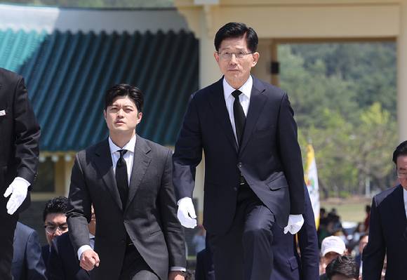 김문수 국민의힘 대선 후보가 12일 오후 대전 국립대전현충원에서 현충탑 참배에 나서고 있다. [사진=연합뉴스]