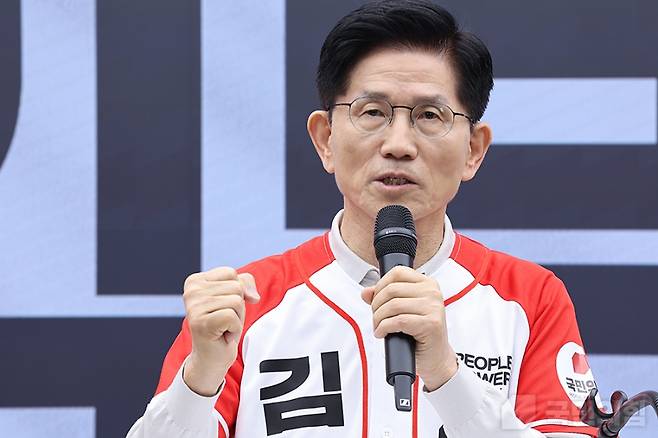 김문수 대선 후보가 12일 오전 서울 여의도 당사에서 열린 중앙선대위 회의에서 발언하고 있다. (국민의힘)