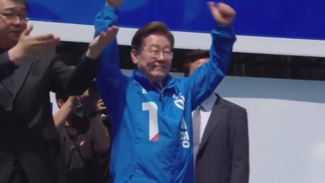 12일, 광화문 출정식 무대에 오른 이재명 더불어민주당 대선 후보.