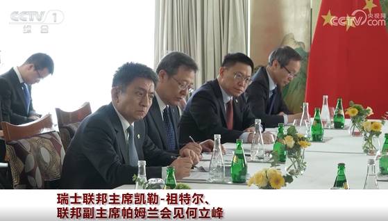 9일(현지시간) 리청강(왼쪽) 중국 상무부 국제무역담판대표(장관급), 랴오민(오른쪽 두번째) 재정부 부부장(차관)이 카린 켈러 서터 스위스 연방 부통령과 허리펑 중국 부총리 회담에 배석했다. 리 대표와 랴오 부부장은 10일 스위스 수도 제네바 외곽의 스위스 주유엔 대사관저에서 시작된 미중 경제무역 담판에 참석한 것으로 전해졌다. CC-TV 캡처