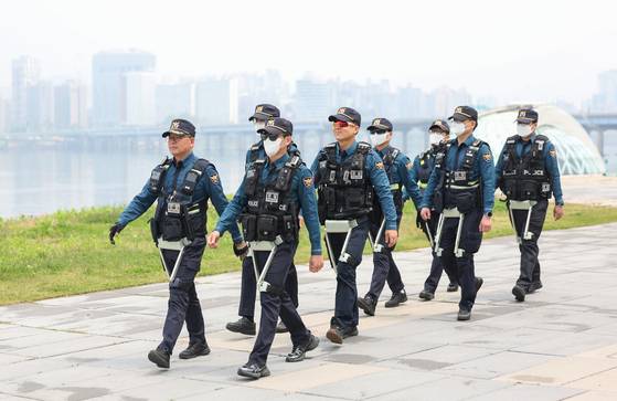 11일 서울 여의도 한강공원에서 서울시경찰청 기동대원들이 웨어러블 로봇 ‘윔(WIM)’을 착용하고 순찰 시연 중이다. [뉴시스]