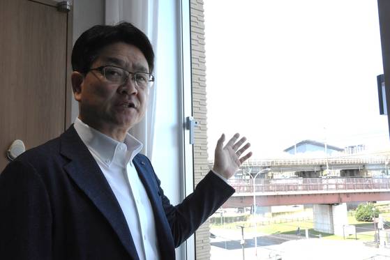 지난달 28일 가와무라 히로키 기타히로시마시 부시장이 집무실에서 중앙일보와 인터뷰하고 있다.매일 F빌리지를 바라보면서 업무에 임하고 있다고 한다.오누키 도모코 특파원