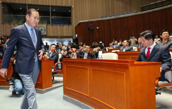 김문수 국민의힘 대통령 후보가 9일 서울 여의도 국회에서 열린 의원총회에서 지도부를 향해 "무소속을 당 후보 만들려 불법부당 수단 동원, 중단하라"며 입장을 밝히자 권영세 비대위원장이 "대단히 실망스럽다"고 발언한 뒤 의총장을 떠나고 있다. 뉴스1