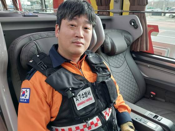 남극 장보고 과학기지에 육상 안전대원으로 2022년 12월부터 2024년 1월까지 1년여간 생활한 기록을 '남극 일 년 살기' 책으로 펴낸 고양소방서 구급대원 김성한(왼쪽) 소방장. 파주소방서 근무 당시 촬영한 사진. 김성한 소방장 제공