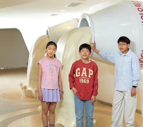 임서희 학생모델과 김산하·박준후(왼쪽부터) 학생기자가 유산균을 쉽게 섭취할 수 있는 방법 중 하나인 발효유를 만드는 hy(엣 한국야쿠르트) 공장을 찾아 유산균에 대해 알아보고 발효유 제조 과정도 살펴봤다.