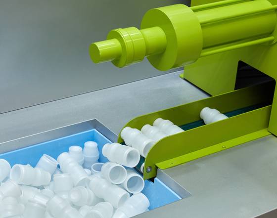 작은 친환경 수지 알갱이를 240도의 높은 온도에서 녹인 다음, 막대처럼 생긴 틀에 얇게 씌우고 가운데 바람을 불어넣으면 야쿠르트병 모양으로 변신한다.