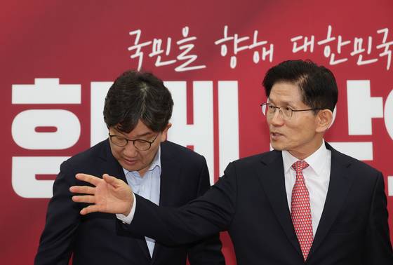 국민의힘 김문수 대선 후보가 11일 서울 여의도 국회에서 열린 중앙선거대책위원회 회의에서 기념촬영을 제안하고 있다. 연합뉴스