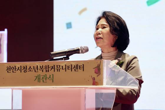 관용차를 사적으로 이용한 것으로 드러나 비난을 받고 있는 김행금 천안시의회 의장. [사진 천안시의회]