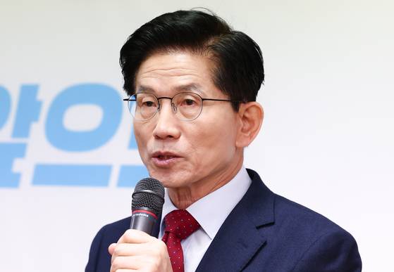 김문수 국민의힘 대선 경선 후보가 25일 서울 여의도 선거사무소에서 공동주택 층간소음 방지 의무화 공약 발표 기자회견을 하고 있다. 뉴스1