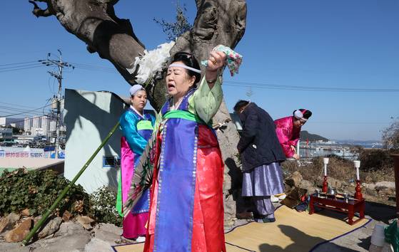 풍어와 안녕을 기원하는 전통 풍어제인 (사)국가무형문화제 동해안별신굿 공개행사가 부산 기장군 일광읍 학리마을 일대에서 열려 김영숙 전수교육사가 당맞이굿을 하고 있다. 1985년 2월 국가 무형무산으로 지정된 동해안별신굿은 부산에서 동해안에 이르는 어촌 마을의 풍어와 안녕을 기원하는 민간 신앙 의례다. 송봉근 기자
