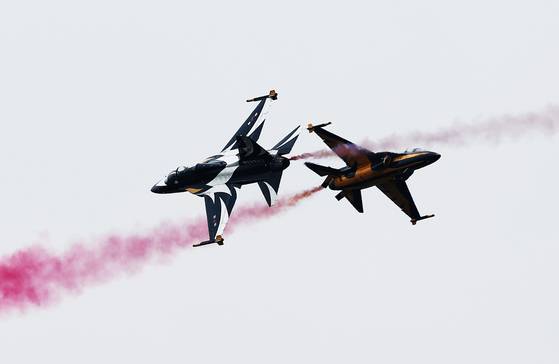 지난 11일 경기도 평택시 주한미공군 오산기지에서 열린 '오산 에어 파워 데이 2025'에서 공군 특수비행팀 블랙이글스가 에어쇼를 선보이고 있다. 연합뉴스