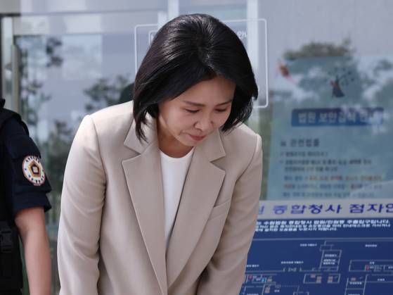 ]'공직선거법 위반' 혐의로 1심에서 벌금형을 선고받은 이재명 더불어민주당 대통령 후보의 부인 김혜경 여사가 12일 오후 경기 수원시 영통구 수원고등법원에서 열린 항소심 선고 공판을 마치고 나와 지지자들에게 인사를 하고 있다. 뉴스1