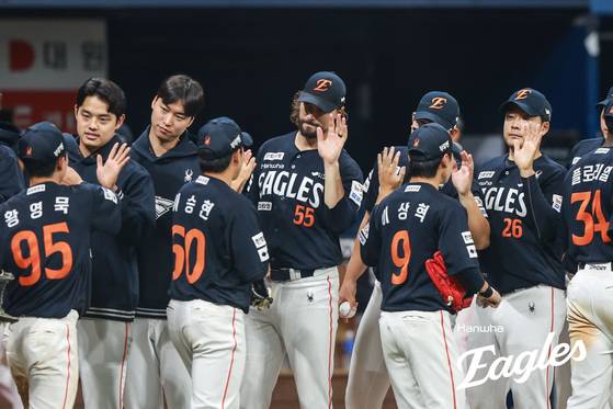12연승 뒤 기뻐하는 한화 선수들. 사진 한화 이글스