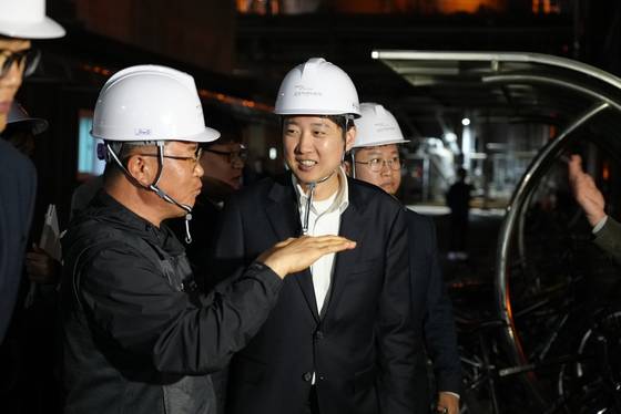 제21대 대통령 선거 공식 선거운동 첫날인 12일 새벽 개혁신당 이준석 대선 후보가 전남 여수시 금호피앤비화학 여수2공장을 방문해 현장을 둘러보고 있다. 연합뉴스