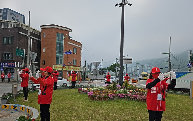 ▲ 6·3 대통령 선거 공식 선거운동이 시작된 가운데 국민의힘 홍천지역 선거운동원들이 12일 오전 홍천터미널 인근 로터리에서 거리유세를 벌였다.