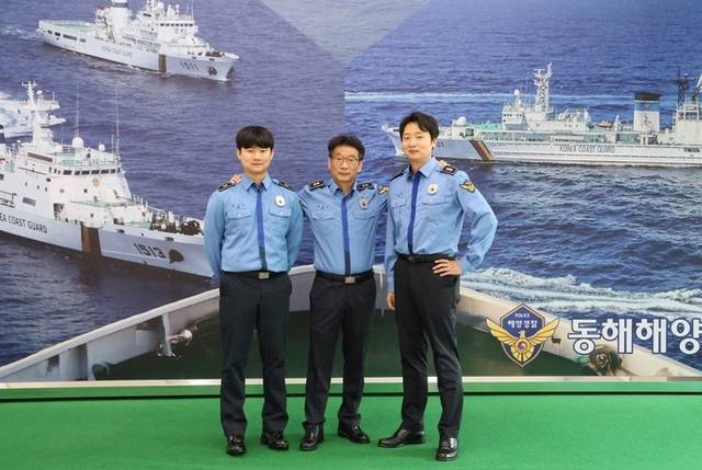 ▲ 동해해경 소속 함정에서 통신, 항해, 기관 직별로 근무 중인 박길호 경감과 그의 두 아들 박정환 경사, 박진수 순경.