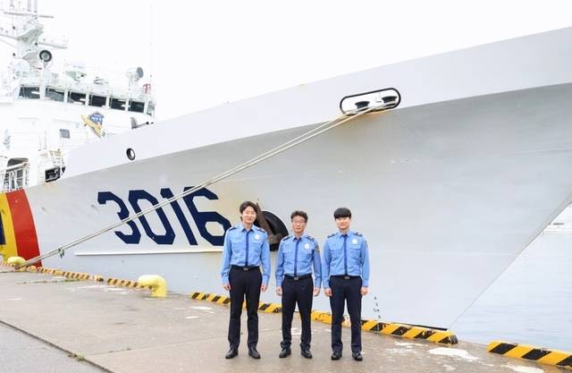 ▲ 동해해경 소속 함정에서 통신, 항해, 기관 직별로 근무 중인 박길호 경감과 그의 두 아들 박정환 경사, 박진수 순경