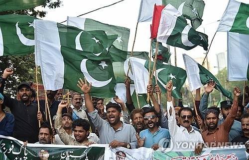 ▲ 11일(현지시간) 파키스탄 남부 카라치에서 지지자들이 인도와 휴전 합의 후 환영 집회에 참가하고 있다. [EPA 연합뉴스. 재판매 및 DB 금지]