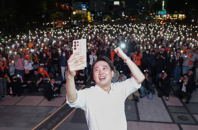 ▲ 개혁신당 이준석 대선 후보가 제21대 대통령 선거 공식 선거운동 첫날인 12일 서울 청계광장에서 열린 출정식에서 사진을 찍고 있다. 연합뉴스