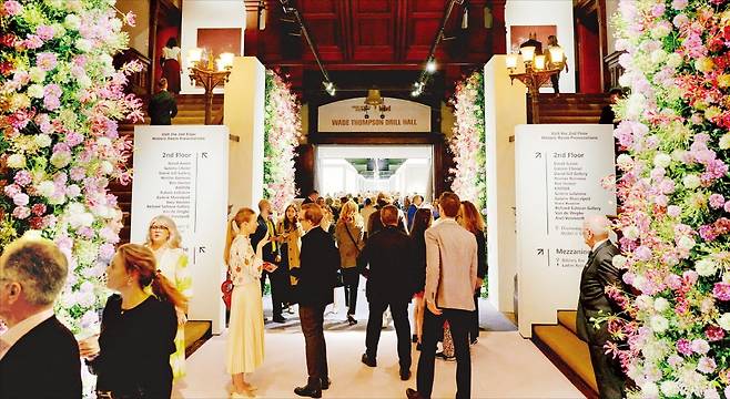 < 글로벌 화랑 총출동 > ﻿네덜란드 마스트리히트 기반의 테파프 뉴욕이 올해 9회째를 맞이해 전 세계 91개 갤러리가 참여했다. 기원전 520년경 이집트 조각상을 포함해 피카소, 뭉크, 샤갈 등의 박물관급 명작이 총출동했다.  김보라 기자