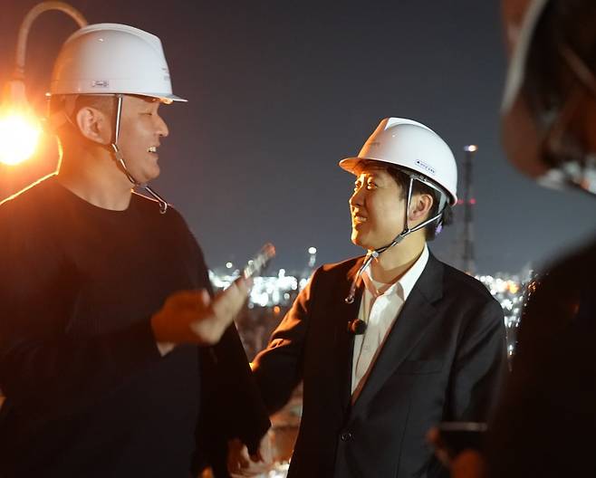 이준석 개혁신당 대선 후보가 12일 새벽 전남 여수 국가산업단지 금호피앤비화학 공장을 둘러보고 있다. /이준석캠프 제공