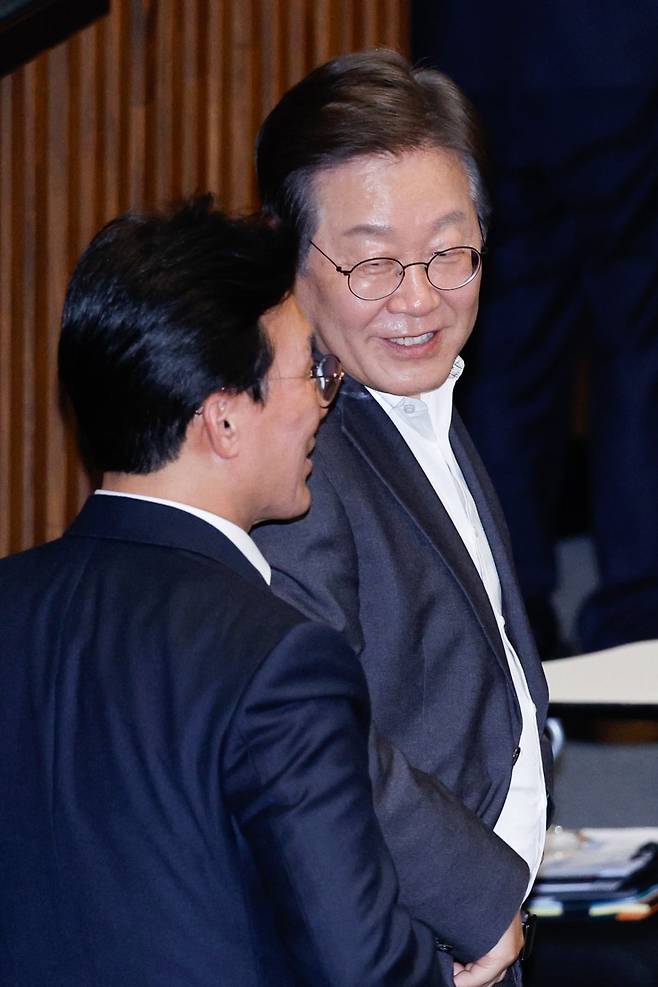 이재명 더불어민주당 대표가 국회 본회의장에서 김민석 최고위원과 대화하고 있다. 뉴스1