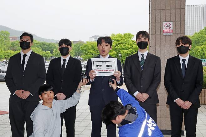 이선우 대한의과대학·의학전문대학원학생협회(의대협) 비대위원장이 9일 정부과천청사 고위공직자범죄수사처에 교육부 차관 등을 직권남용권리행사방해죄, 강요죄 등으로 고발하기에 앞서 기자회견을 하고 있다. 연합뉴스