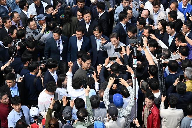 전남지역 경청투어에 나선 이재명 더불어민주당 대선후보가 11일 전남 영암군 영암읍을 방문해 지지자를 향해 손을 들어 인사 하고 있다. 영암 박민규 선임기자