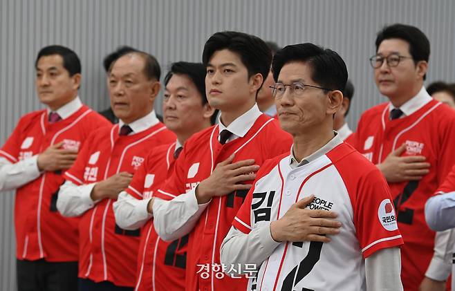김문수 국민의힘 대선 후보가 12일 서울 여의도 국민의힘 중앙당사에서 열린 중앙선대위 임명장 수여식에서 국민의례를 하고 있다. 성동훈 기자