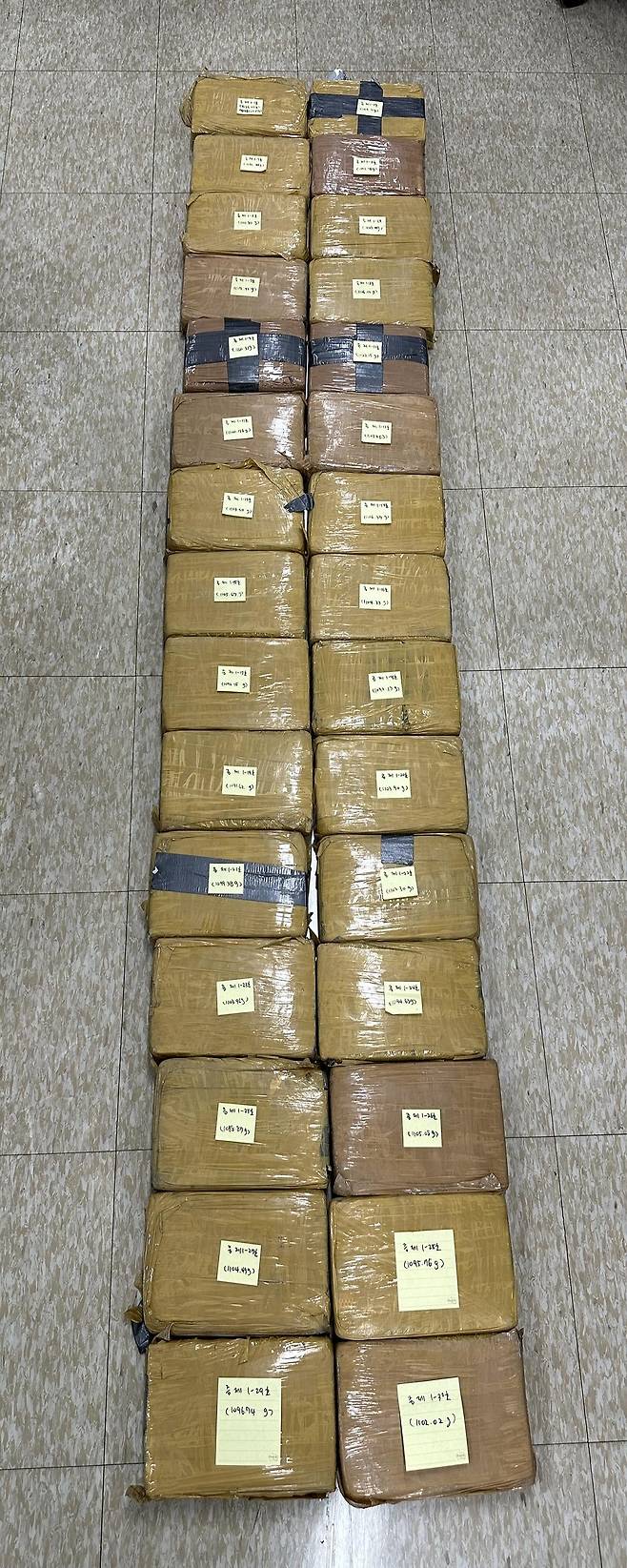 2024년 4월 적발된 벽돌 모양으로 압축한 코카인 33㎏. 부산지검 제공