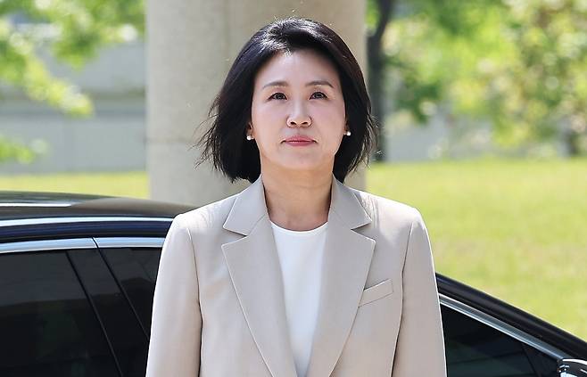 공직선거법 위반 혐의로 기소돼 1심에서 벌금형을 선고받은 더불어민주당 이재명 대선후보 배우자 김혜경 씨가 12일 경기도 수원시 영통구 수원고등법원에서 열린 항소심 선고공판에 출석하고 있다. 연합뉴스