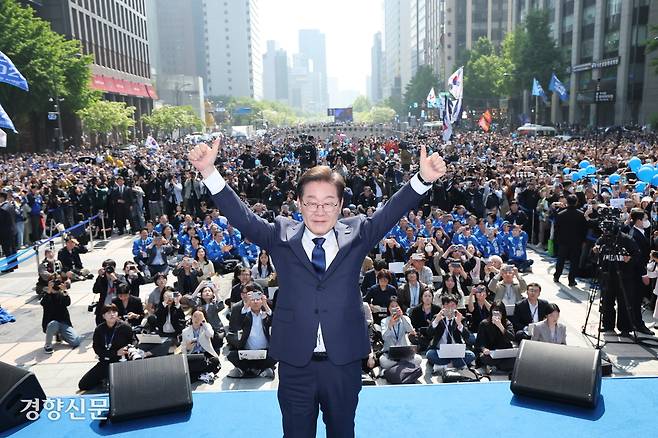 이재명 더불어민주당 대선 후보가 6·3 대선 공식 선거운동 첫날인 12일 서울 광화문 인근  청계광장에서 첫 유세를 시작하며 두 팔을 들어 보이고 있다. 박민규 선임기자