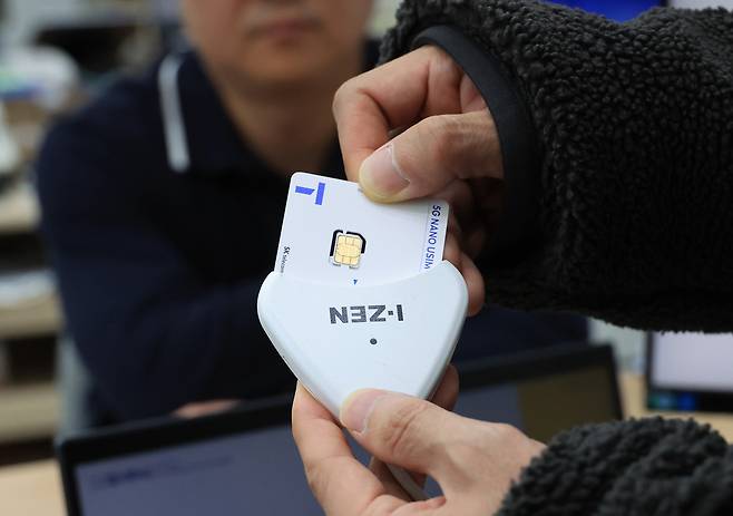 12일 서울 시내 한 SK텔레콤 대리점에서 직원들이 유심 재설정을 시연하고 있다. 연합뉴스