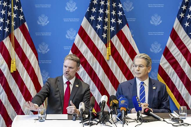 제이미슨 그리어 미국 무역대표부 대표(왼쪽)와 스콧 베센트 미국 재무부 장관이 12일 월요일 스위스 제네바에서 이틀간의 미중 무역 협상을 마치고 기자회견을 열어 질문에 답하고 있다. AP연합뉴스