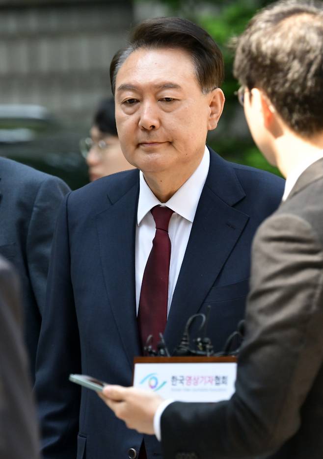 ‘꾹’ 다문 입 내란 우두머리 혐의로 재판을 받고 있는 윤석열 전 대통령이 12일 서울 서초구 서울중앙지법에서 열린 세번째 공판에 출석하고 있다. 이날 처음으로 공개 출석한 윤 전 대통령은 말없이 포토라인을 지나갔다. 사진공동취재단