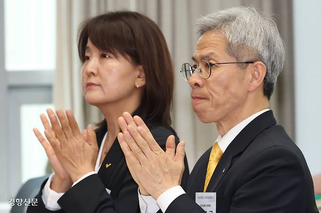 ‘여성 토론회’ 참석한 권영국 권영국 민주노동당 대선 후보가 12일 서울YWCA회관에서 열린 ‘여성 유권자, 21대 대선을 말하다’ 토론회에 참석해 인사하고 있다. 한수빈 기자