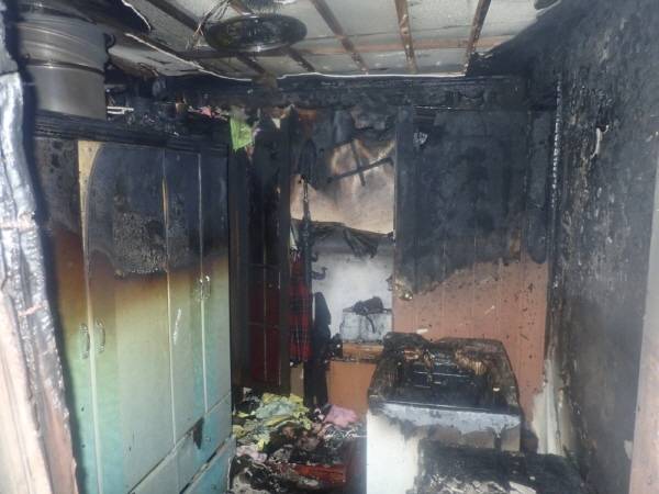 불이 난 부산 연제구 한 아파트 내부. 부산소방재난본부 제공