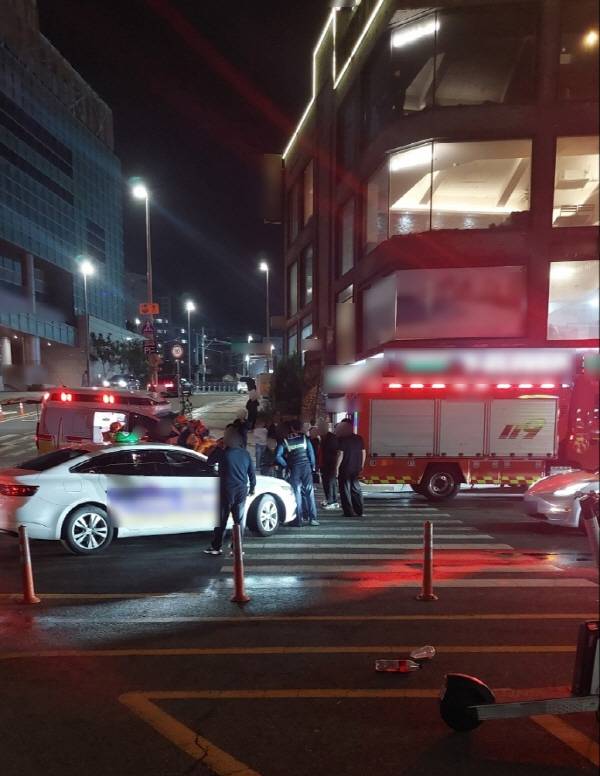 지난 11일 밤 부산 해운대구 중동 한 도로에서 택시가 보행자 2명을 들이받는 사고가 발생했다. 경상을 입은 보행자들은 병원으로 옮겨졌다. 부산 해운대경찰서