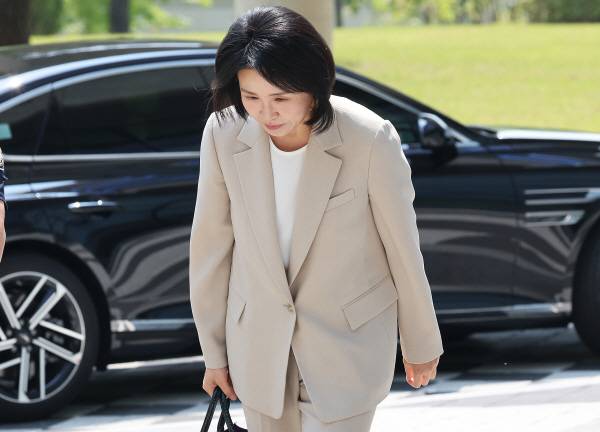 공직선거법 위반 혐의로 기소돼 1심에서 벌금형을 선고받은 더불어민주당 이재명 대선후보 배우자 김혜경 씨가 12일 경기도 수원시 영통구 수원고등법원에서 열린 항소심 선고공판에 출석하며 지지자들에게 인사하고 있다. 연합뉴스