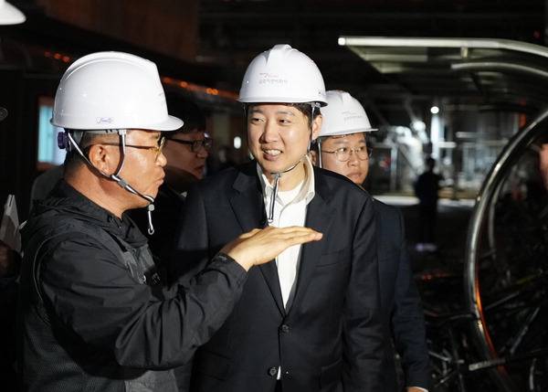 개혁신당 이준석 대선 후보가 12일 전남 여수국가산업단지를 찾아 관계자들과 함께 현장을 둘러보고 있다. 연합뉴스