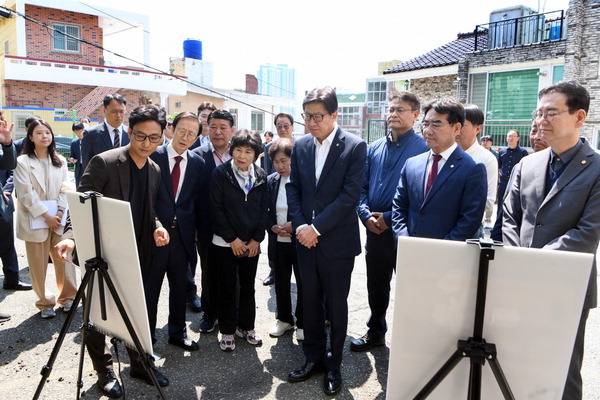 박형준 부산시장, 국민의힘 이성권 의원 등이 12일 행정안전부의 재난안전산업 진흥시설 조성 사업에 선정된 사하구 당리동 공모선정지를 둘러보고 있다. 부산시 제공