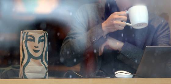 A Starbucks store in Seoul on Feb. 12 [YONHAP]