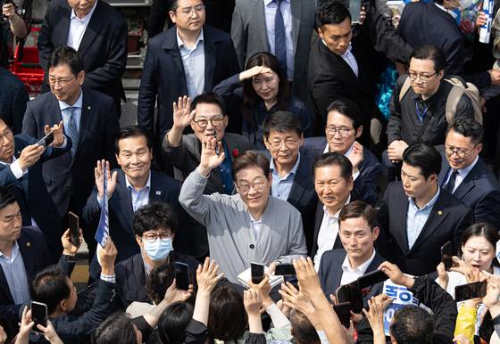 Democratic Party presidential candidate Lee Jae-myung waves his hand at an alley famous for octopus restaurants in Yeongnam County, South Jeolla, on May 11. [NEWS1]