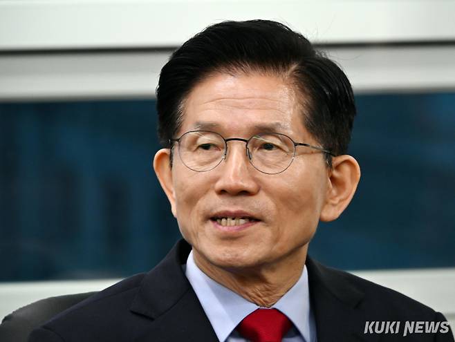 김문수 국민의힘 대선 후보가 지난 10일 서울 여의도 국민의힘 당사 대통령 후보실에서 캠프 관계자들과 대선 후보 교체 강행에 대책을 논의하고 있다. 곽경근 대기자