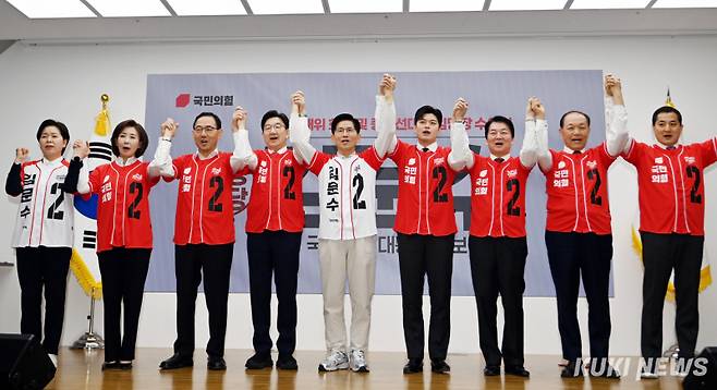 김문수 국민의힘 대선 후보와 중앙선대위 위원장들이 12일 오전 서울 영등포구 여의도 국민의힘 중앙당사에서 열린 중앙선대위 임명장 수여식에 기념사진을 찍으며 손을 번쩍 들어올리고 있다. 유희태 기자